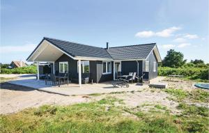 une petite maison avec des chaises et des tables sur une plage dans l'établissement 4 Bedroom Awesome Home In Vestervig, à Vestervig