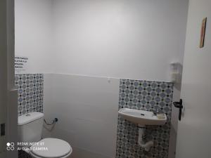 uma casa de banho com um WC e um lavatório em Casa rural la noria em Los Palacios y Villafranca