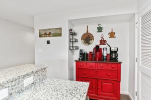 czerwona komoda w kuchni z czerwoną szafką w obiekcie Club at Mexico Beach 2C Coastal Dreaming by Pristine Properties Vacation Rentals w mieście Mexico Beach
