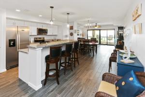 kuchnia i salon z barem i krzesłami w obiekcie Club at Mexico Beach 2C Coastal Dreaming by Pristine Properties Vacation Rentals w mieście Mexico Beach +69 zdjęć