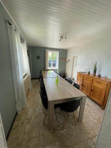 Zdjęcie z galerii obiektu Le Gîte de Félix - Maison chaleureuse 190m2 - 6 ch - 20pers w mieście Sonnay