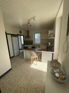 Kuchnia lub aneks kuchenny w obiekcie Le Gîte de Félix - Maison chaleureuse 190m2 - 6 ch - 20pers