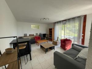 salon z kanapą i stołem w obiekcie Le Gîte de Félix - Maison chaleureuse 190m2 - 6 ch - 20pers w mieście Sonnay