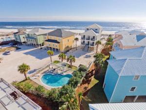una vista aérea de una casa de playa con piscina en romar House At Beachsidegreat Location-gulf-front-prvt Poolalvacationrentals, en Gulf Shores