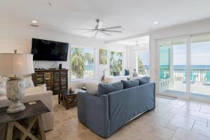 sala de estar con sofá y TV en romar House At Beachsidegreat Location-gulf-front-prvt Poolalvacationrentals, en Gulf Shores