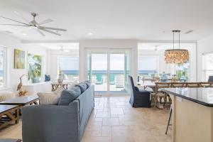 sala de estar con sofás y comedor con vistas al océano en romar House At Beachsidegreat Location-gulf-front-prvt Poolalvacationrentals, en Gulf Shores