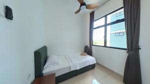 Bandar Penawarにある2 Parking Comfy Condo Desaru Town PoolNetflixのベッドと窓のある寝室 +15枚の写真