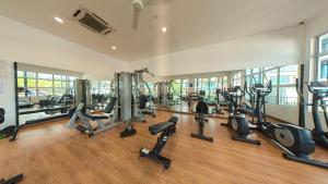 Bandar Penawarにある2 Parking Comfy Condo Desaru Town PoolNetflixのトレッドミルやエアロバイクが数台あるジム