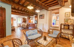 a living room with a table and chairs at La Casa Di Valcerosa in Apecchio