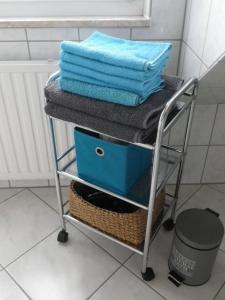 a towel cart with towels on top of it at Ferienzimmer Bella Casa in Biebesheim