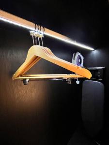 een houten hanger in een kamer met een skateboard bij Hotel Aman Kuala Lumpur in Kuala Lumpur