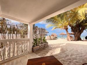balcón con vistas a la playa en Geo Zanzibar Resort, en Jambiani