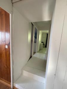 Łóżko lub łóżka w pokoju w obiekcie Le Gîte de Félix - Maison chaleureuse 190m2 - 6 ch - 20pers