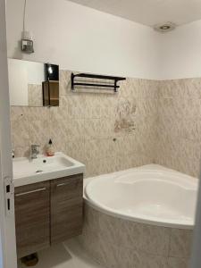 łazienka z wanną i umywalką w obiekcie Le Gîte de Félix - Maison chaleureuse 190m2 - 6 ch - 20pers w mieście Sonnay