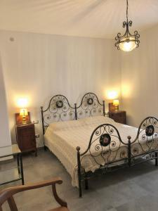 una camera con letto e lampadario a braccio di Villa Rachele a Larciano