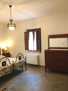 una camera con letto, cassettiera e finestra di Villa Rachele a Larciano
