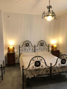 una camera con letto e lampadario a braccio di Villa Rachele a Larciano
