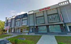 Bandar Penawarにある2 Parking Comfy Condo Desaru Town PoolNetflixの通りに寿司屋がある建物