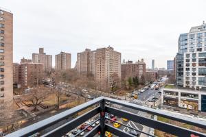 uma vista para a cidade a partir de uma varanda em Lovely 3 BR in NYC with Elevator em Nova York