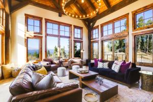 un ampio soggiorno con mobili in pelle e finestre di The McQueen Haus ad Alma