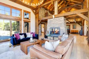 un soggiorno con divani e camino di The McQueen Haus ad Alma