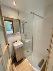 y baño con ducha acristalada y lavamanos. en Cévennes - Sublime chambre d'hôtes indépendante et moderne, en Monoblet