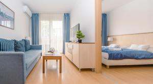 1 dormitorio con cama, sofá y mesa en Premium Apartments, en Budapest