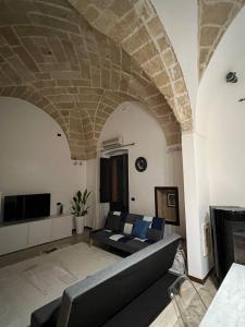 a living room with a couch and a stone ceiling at Casa Vacanze Momò a Nardò in Nardò