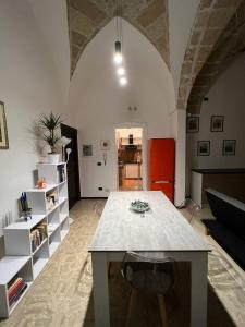 a large living room with a table and a room with at Casa Vacanze Momò a Nardò in Nardò