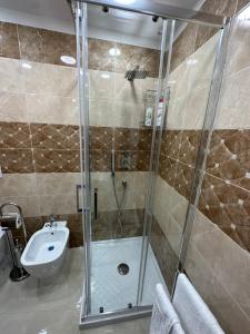een badkamer met een douche en een wastafel bij ChloeHouse in Napels