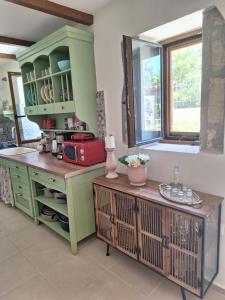 cocina con armarios verdes y encimera en Villa Andreas, en Kournás
