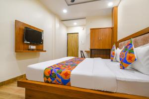 Ένα ή περισσότερα κρεβάτια σε δωμάτιο στο FabHotel Atharv