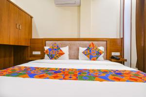 Ένα ή περισσότερα κρεβάτια σε δωμάτιο στο FabHotel Atharv