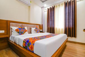 Ένα ή περισσότερα κρεβάτια σε δωμάτιο στο FabHotel Atharv