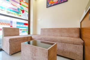 Χώρος καθιστικού στο FabHotel Atharv