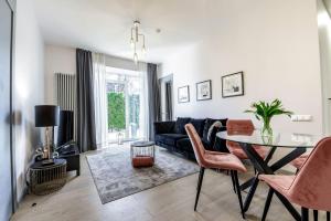 un salon avec une table et un canapé dans l'établissement New apartment LOFT MAJORI with terrace, à Jurmala