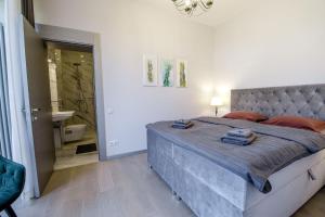 une chambre avec un grand lit et une salle de bain dans l'établissement New apartment LOFT MAJORI with terrace, à Jurmala 34 autres photos