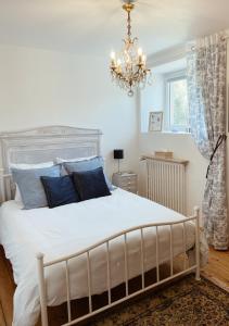 um quarto com uma grande cama branca com almofadas azuis em Ar Maen em Lanvollon
