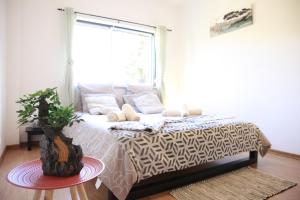a bedroom with a bed and a window at Casa Do Shon in Óbidos