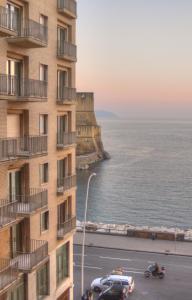 - une vue sur l'océan depuis un bâtiment dans l'établissement B&B Platamon, à Naples