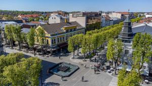 una vista aérea de una ciudad con un gran edificio en LAISVĖ BOUTIQUE APARTMENTS en Kaunas