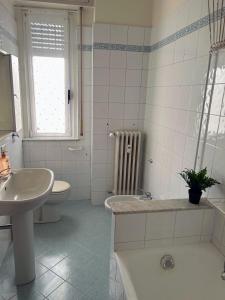 ein weißes Bad mit einem Waschbecken und einem WC in der Unterkunft Attico Bellavista in Novate Milanese