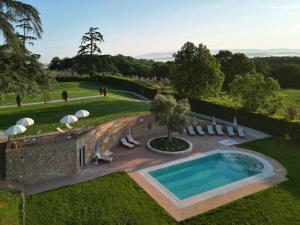 - une vue aérienne sur une villa avec une piscine dans l'établissement Precise Tale Poggio Alla Sala, à Montepulciano