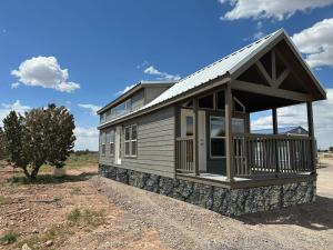una casa modular con porche en un camino de grava en 080 Tiny Home nr Grand Canyon South Rim Sleeps 8 en Valle