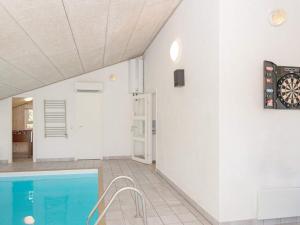 エーベルトフトにある10 person holiday home in Ebeltoftのプールとダーツボードが壁に備わる客室です。