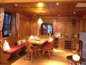 史岱伯斯的住宿－Chalet Edelweiss，一间厨房,里面配有桌椅