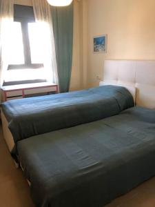 Posteľ alebo postele v izbe v ubytovaní cerca de la playa y centro