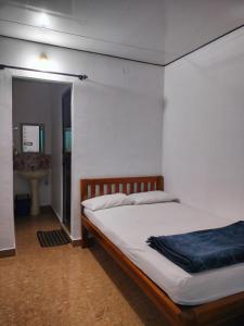 Postel nebo postele na pokoji v ubytování REST POINT HOMESTAY