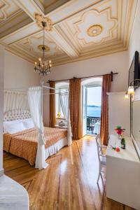 een slaapkamer met een bed en een tafel en stoelen bij Syrou Melathron in Ermoupoli