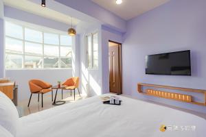 TV a/nebo společenská místnost v ubytování Tie Zhi Road B&B